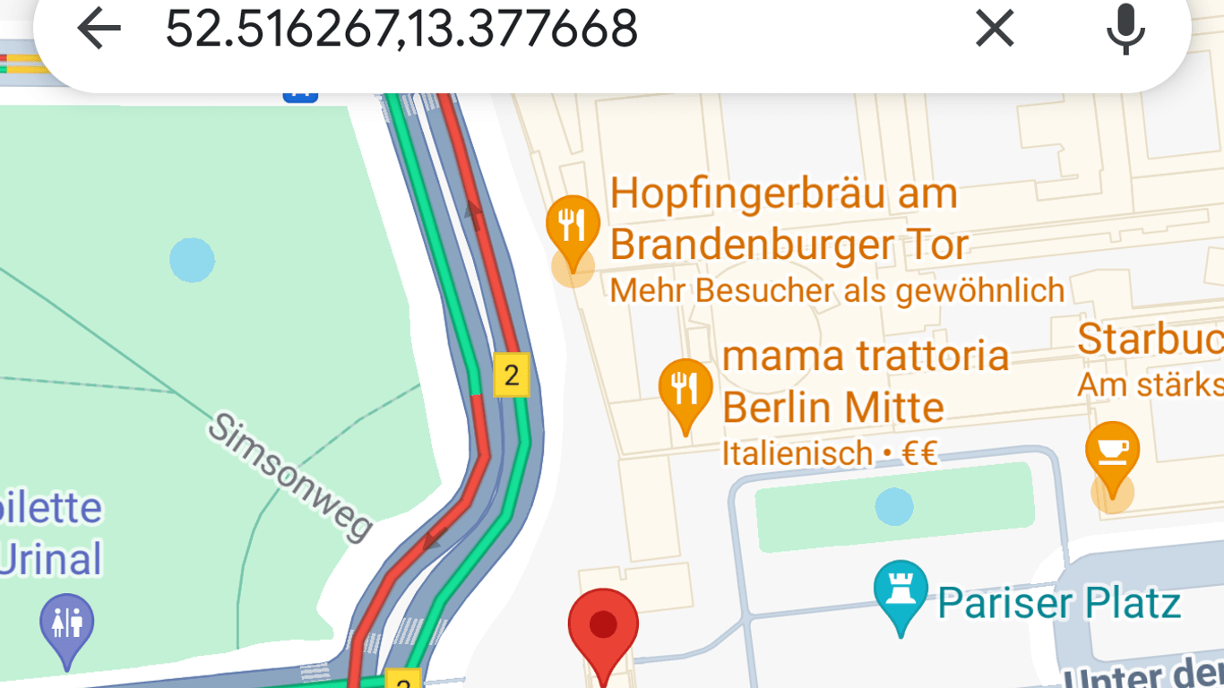 Das Brandenburger Tor auf Google Maps: Wenn Sie die rote Markierung auf dem Smartphone gedrückt halten, erscheinen im Suchfeld die gewünschten Koordinaten.
