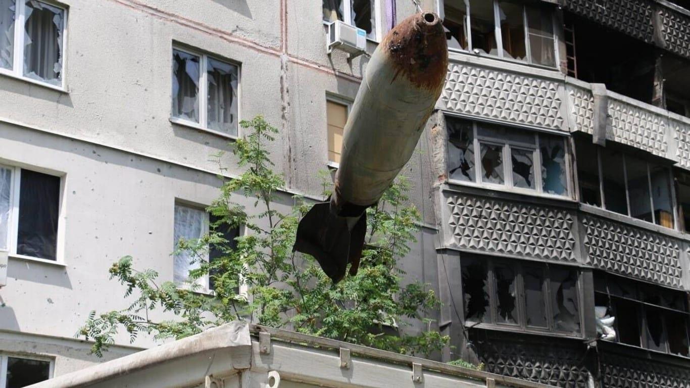Eine russische FAB-500-Gleitbombe wird von einem Mitglied der ukrainischen Behörden gesichert.