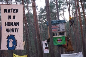 Waldbesetzung in Grünheide: Die Klimaaktivisten protestieren hier gegen den geplanten Ausbau der Teslafabrik.