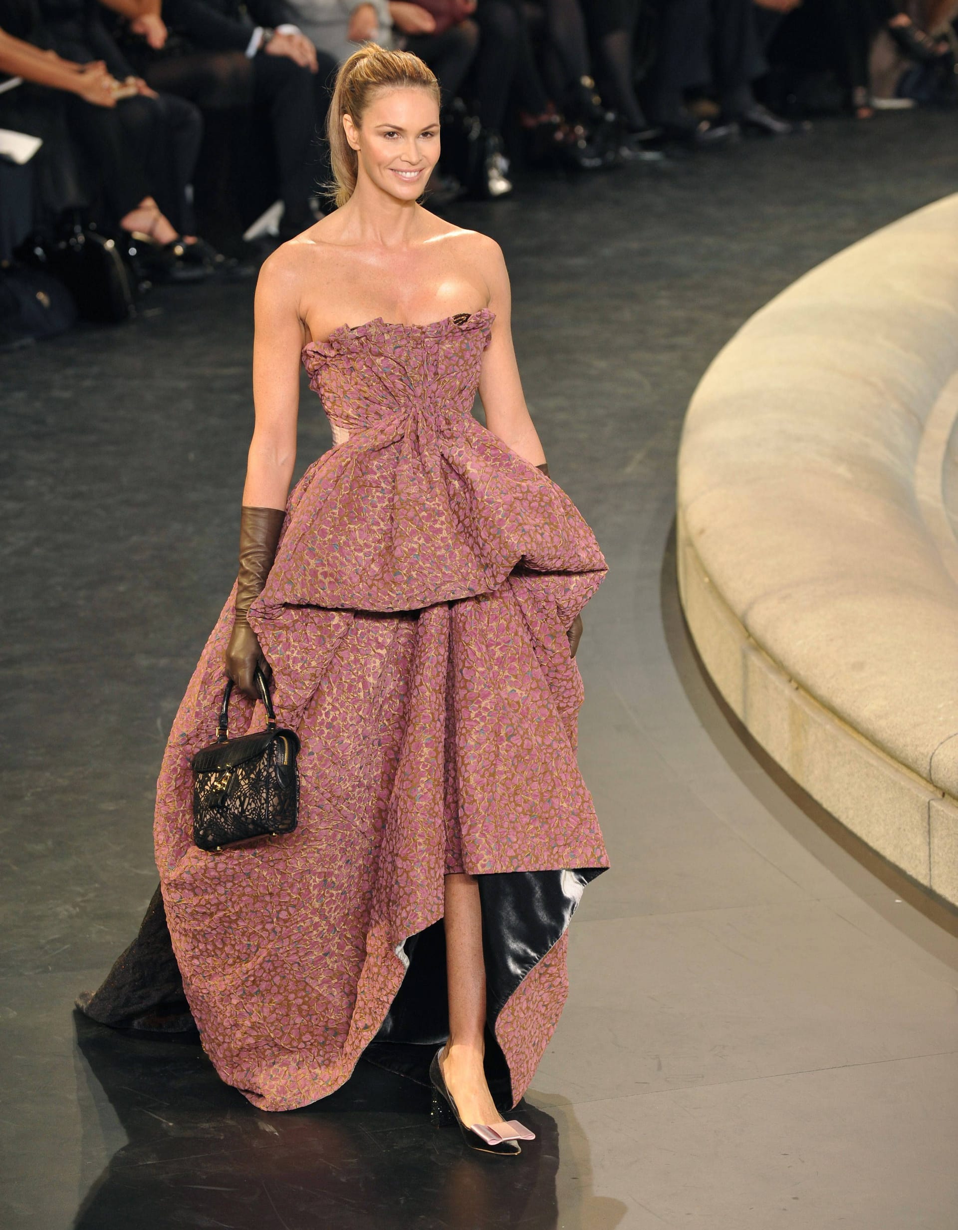 Zuletzt lief Elle Macpherson 2010 für Louis Vuitton.