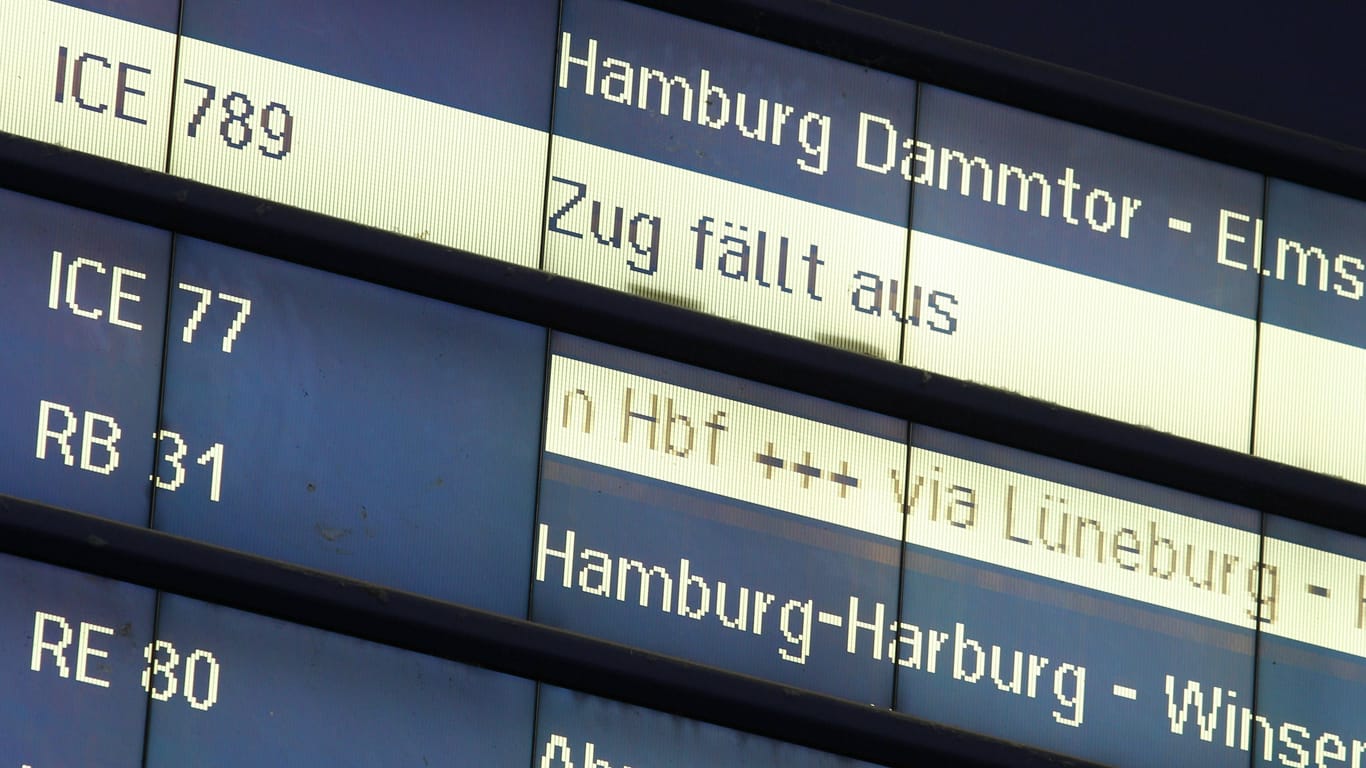 Eine Anzeige weist auf Zugausfälle hin (Symbolbild): Ab Donnerstag wird die Bahn auch in Hamburg für 35 Stunden bestreikt.