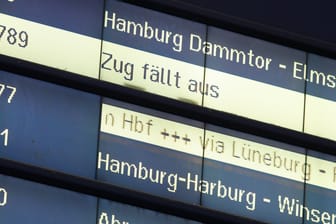 Eine Anzeige weist auf Zugausfälle hin (Symbolbild): Ab Donnerstag wird die Bahn auch in Hamburg für 35 Stunden bestreikt.