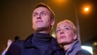 Alexej Nawalny und seine Frau Julija Nawalnaja (Archivbild): Die Witwe des Kreml-Kritikers bedankte sich bei Instagram für die gemeinsamen 26 Jahre mit ihrem Mann.