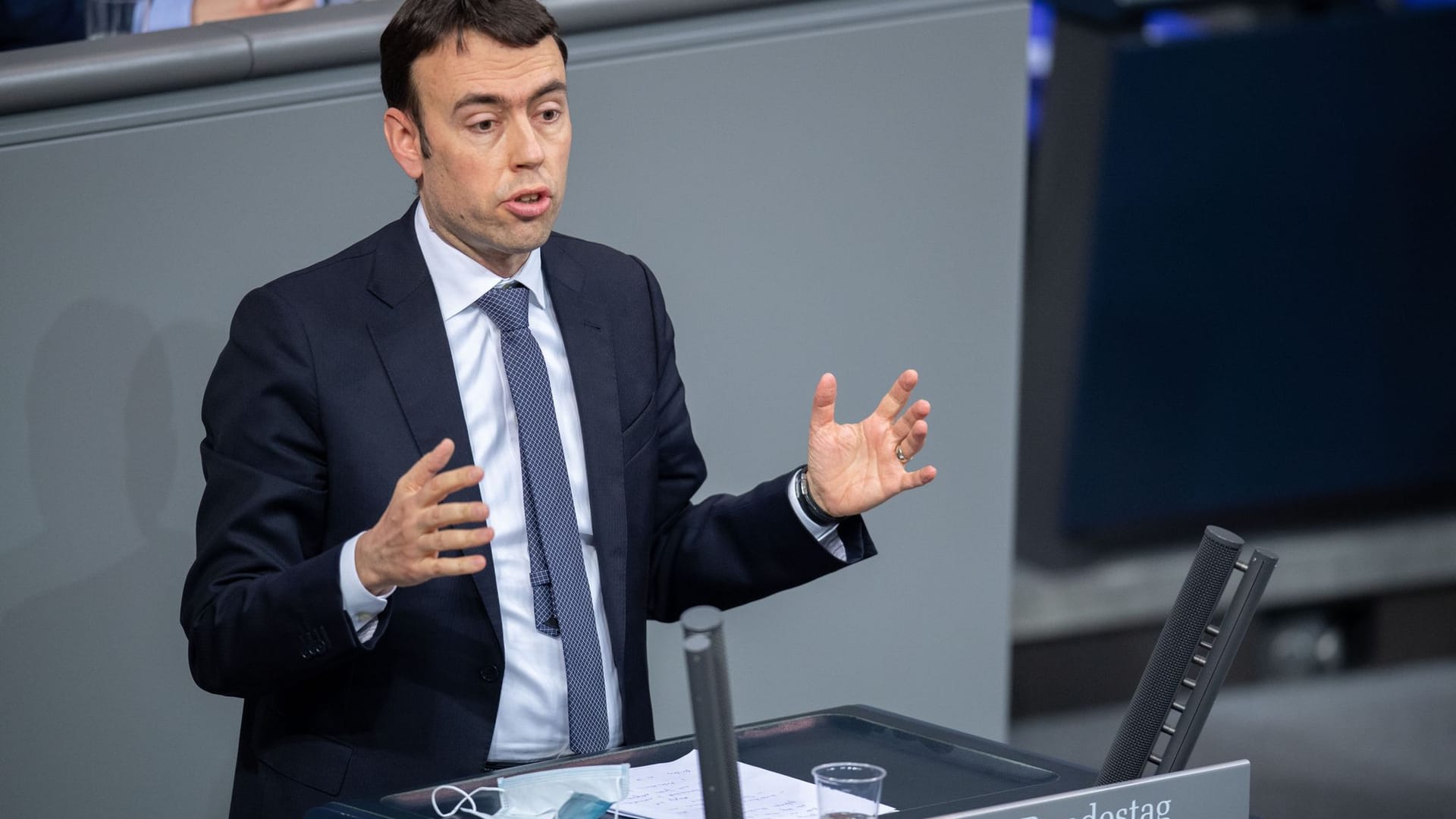 Nils Schmid (SPD) spricht bei der Plenarsitzung im Deutschen Bundestag.