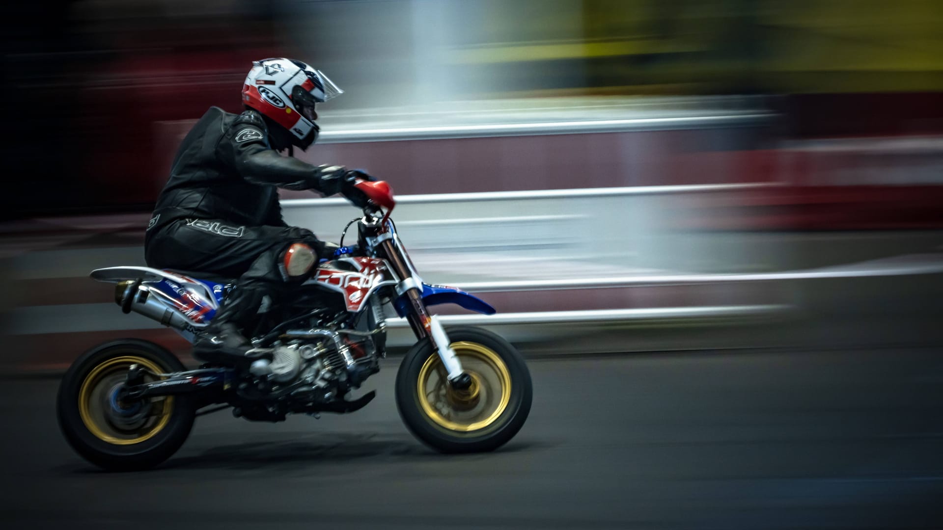 Motorradfahrer (Symbolbild): Bei einem Rennen auf dem Hockenheimring stürzte ein Fahrer schwer.