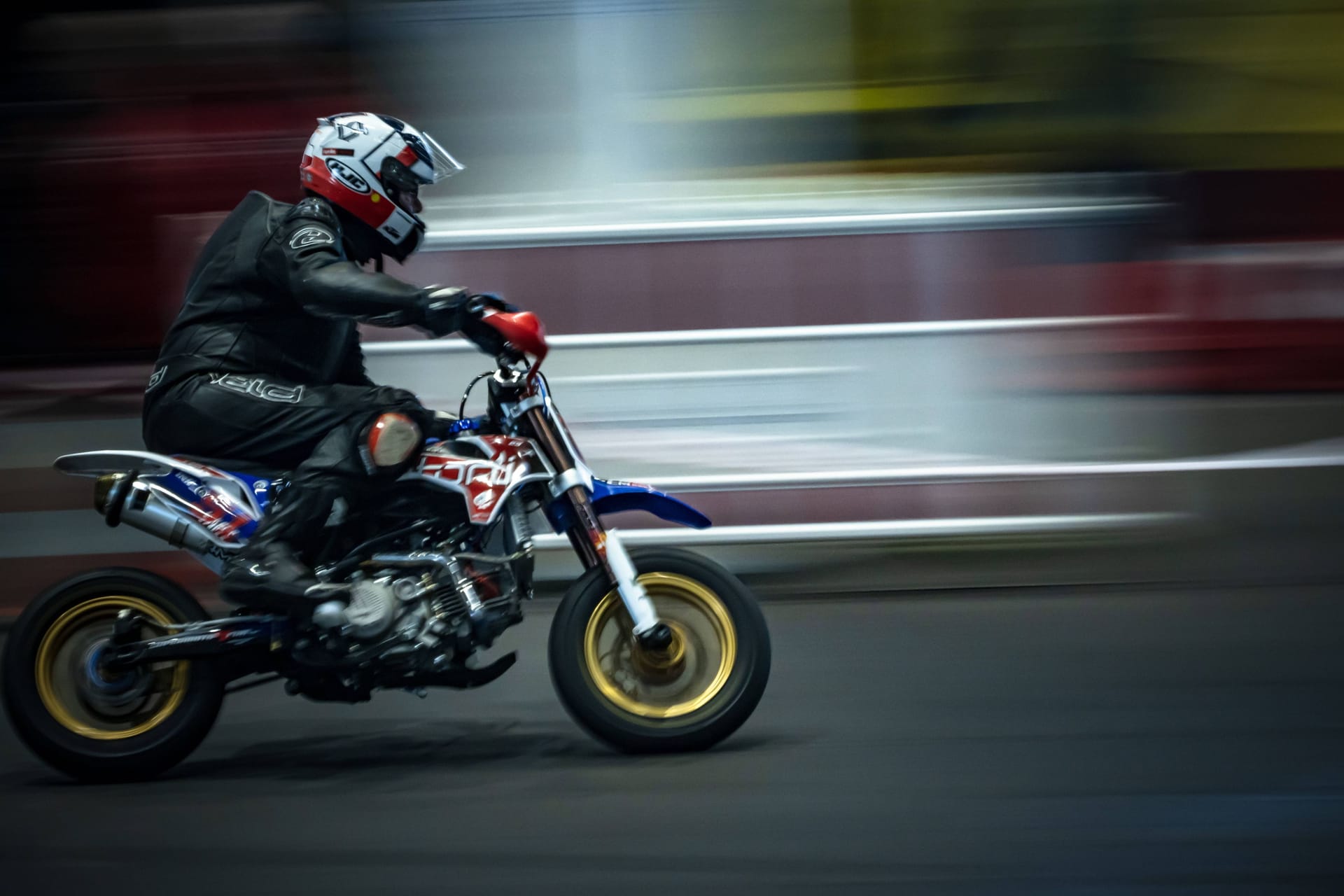 Motorradfahrer (Symbolbild): Bei einem Rennen auf dem Hockenheimring stürzte ein Fahrer schwer.