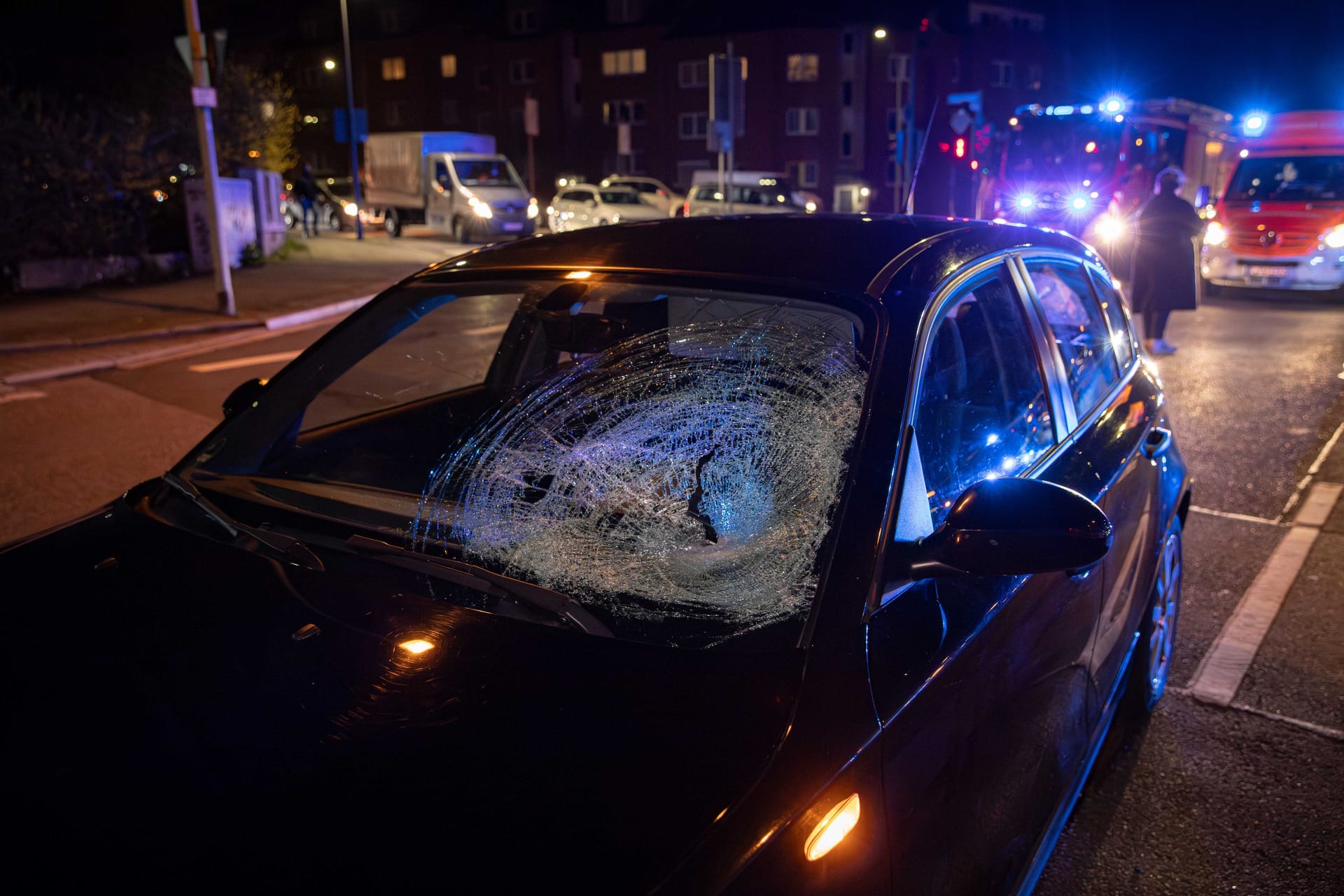 Die Person hinterließ auf dem Auto einen kräftigen Einschlag.
