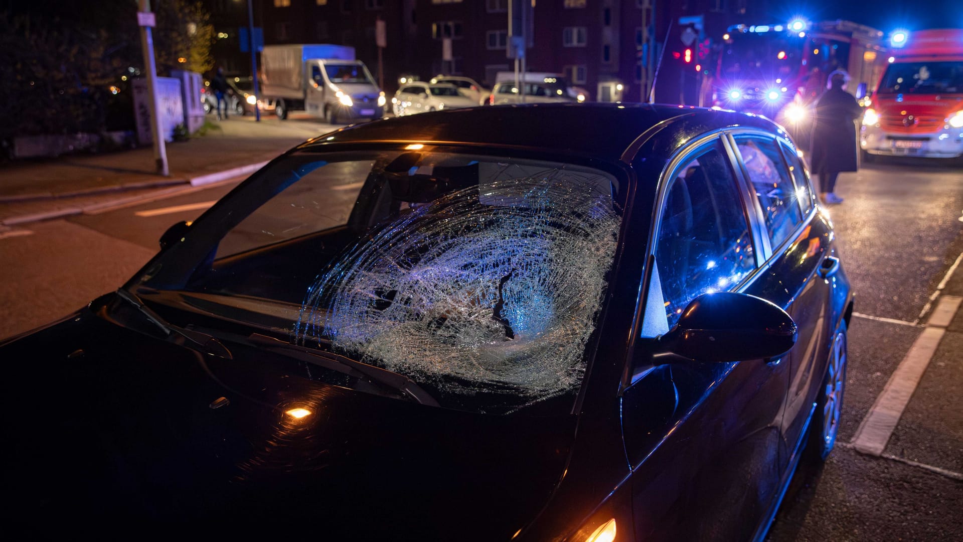 Die Person hinterließ auf dem Auto einen kräftigen Einschlag. Die Person hinterließ auf dem Auto einen kräftigen Einschlag.
