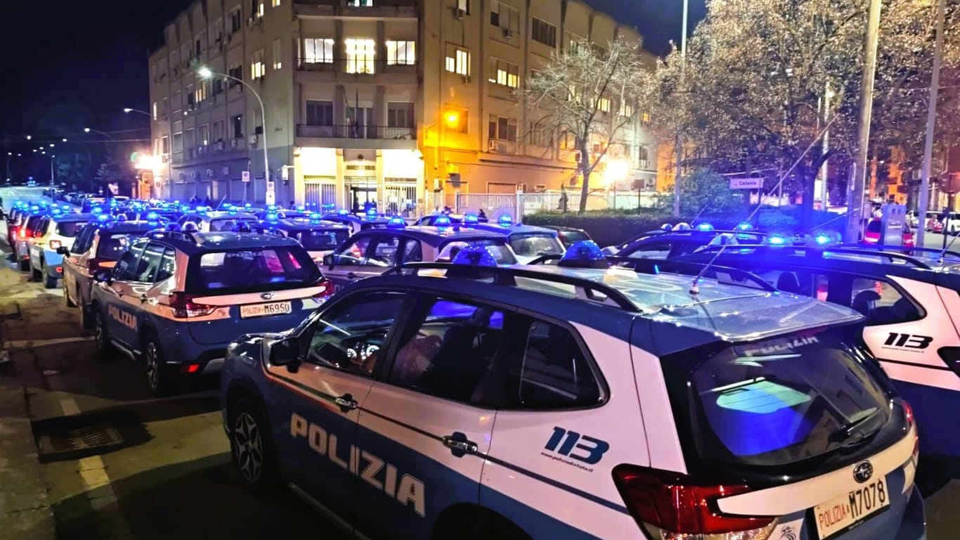 Polizeiautos stehen zum Einsatz bereit: Bei einem Schlag gegen die organisierte Kriminalität in Italien sind 55 mutmaßliche Mafiosi festgenommen worden.