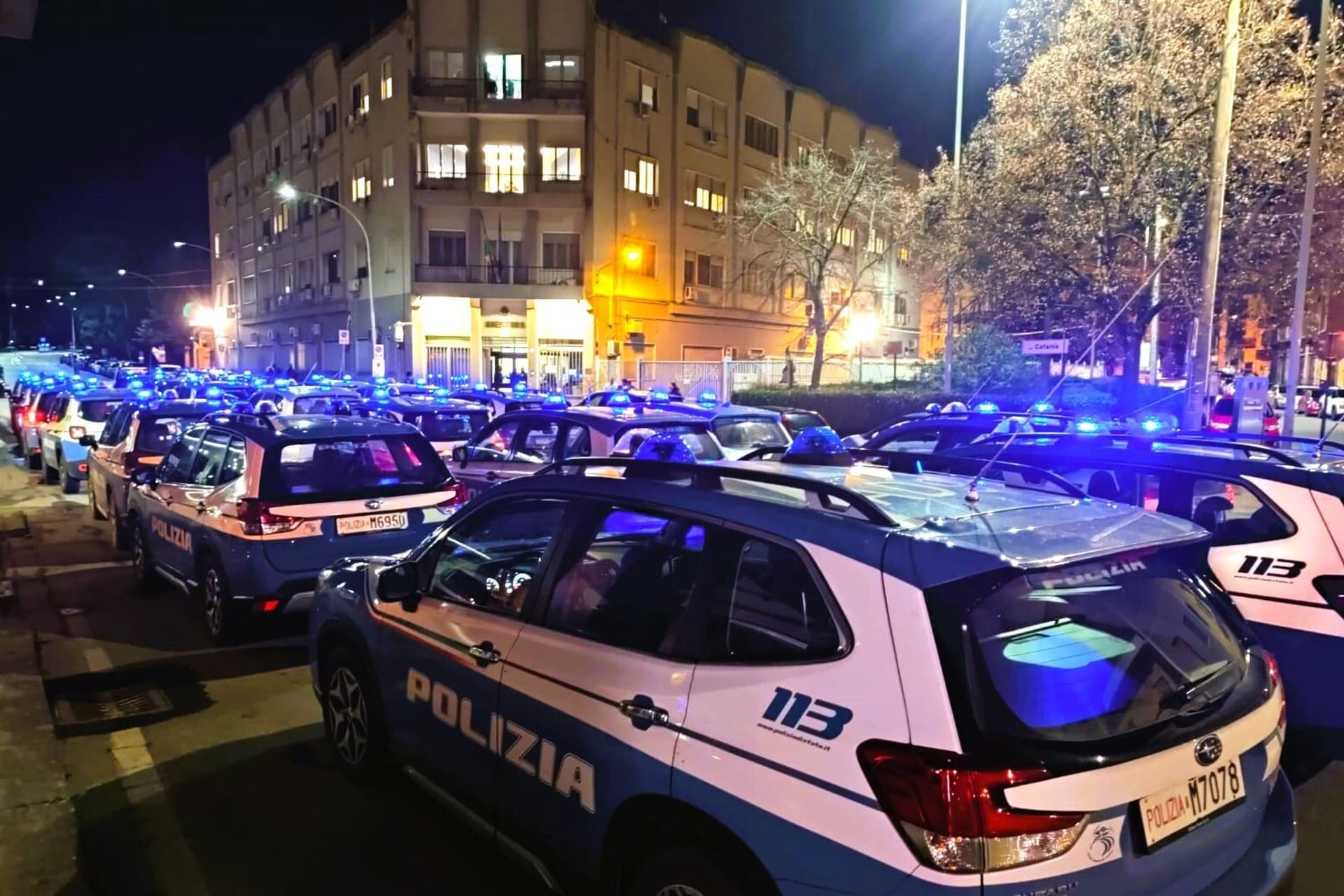 Polizeiautos stehen zum Einsatz bereit: Bei einem Schlag gegen die organisierte Kriminalität in Italien sind 55 mutmaßliche Mafiosi festgenommen worden.