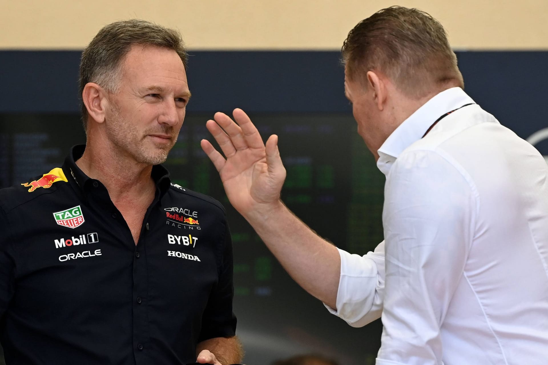 Keine Freunde: Red-Bull-Teamchef Horner (li.) und Jos Verstappen.