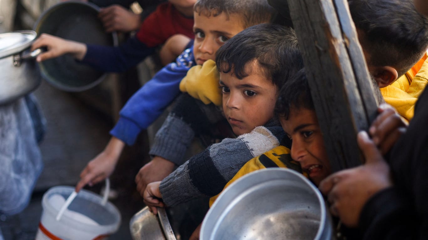 Palästinensische Kinder im Gazastreifen (Archivbild): Hilfsorganisationen warnen vor einer Hungersnot in dem Gebiet.