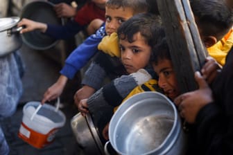 Palästinensische Kinder im Gazastreifen (Archivbild): Hilfsorganisationen warnen vor einer Hungersnot in dem Gebiet.