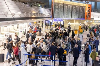 Fluggäste warten am Check-In-Schalter auf ihren Flug in den Urlaub (Symbolbild): In Köln und Düsseldorf gab es zum Ferienbeginn keine Probleme.