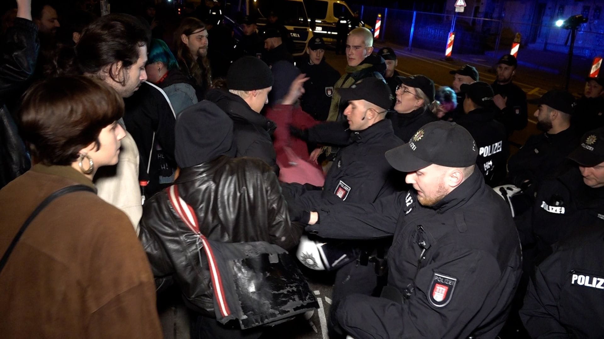 Auseinandersetzungen zwischen Demonstranten und der Polizei vor der Sternbrücke am Donnerstagabend.