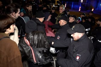 Auseinandersetzungen zwischen Demonstranten und der Polizei vor der Sternbrücke am Donnerstagabend.