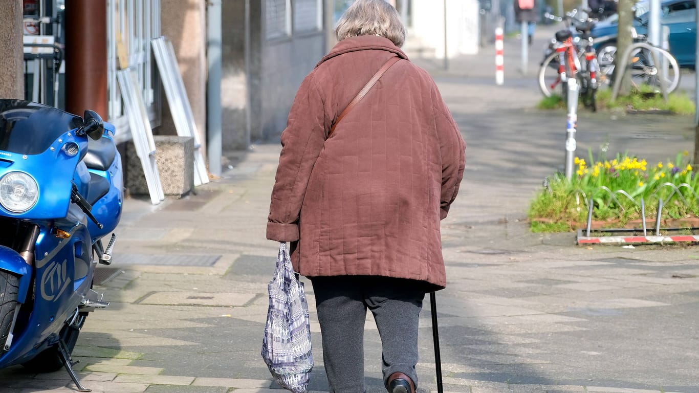 Eine Rentnerin läuft mit ihren Einkäufen: Über die Hälfte der deutschen Rentner bekommt weniger als 1100 Euro aus der gesetzlichen Rentenversicherung.