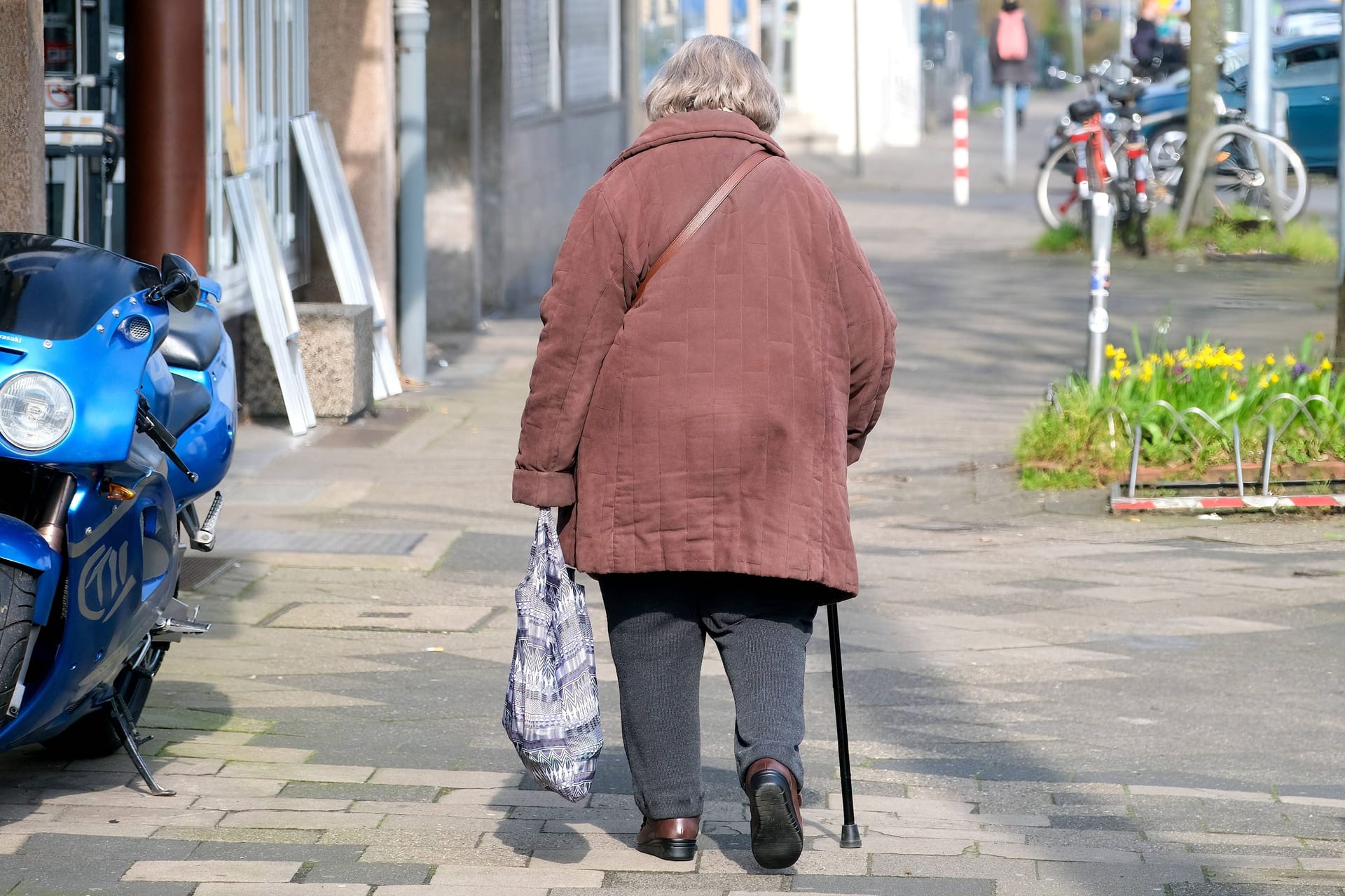 Eine Rentnerin läuft mit ihren Einkäufen: Über die Hälfte der deutschen Rentner bekommt weniger als 1100 Euro aus der gesetzlichen Rentenversicherung.