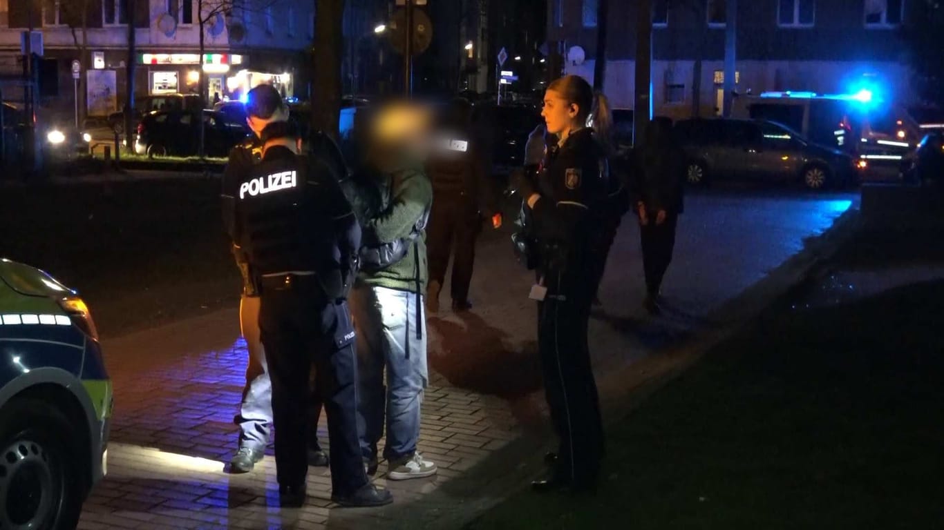Festnahme im Keuningpark: Drei Männer wurden abgeführt.