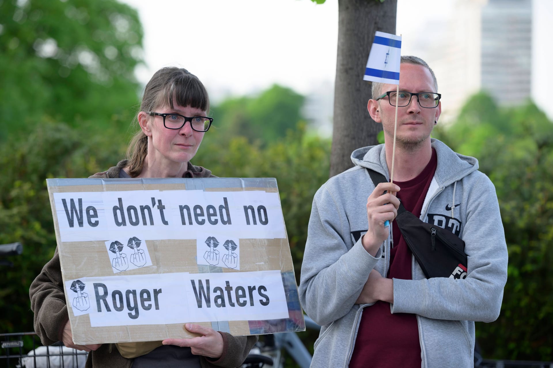 Mai 2023: Demonstration vor der Münchner Olympiahalle gegen Roger Waters Konzert