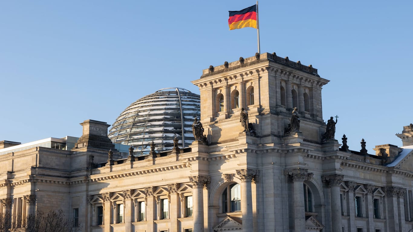 Das Reichstagsgebäude (Archivbild): In der Nähe des Hauses wurde eine Granate entdeckt.