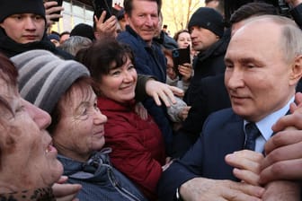 Küsschen für Putin bei Besuch in der Region Stawropol