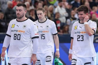 Jannik Kohlbacher, Juri Knorr und Renars Uscincs (v. l. n. r.) enttäuscht: In der Olympia-Quali stehen sie vor einem Endspiel.