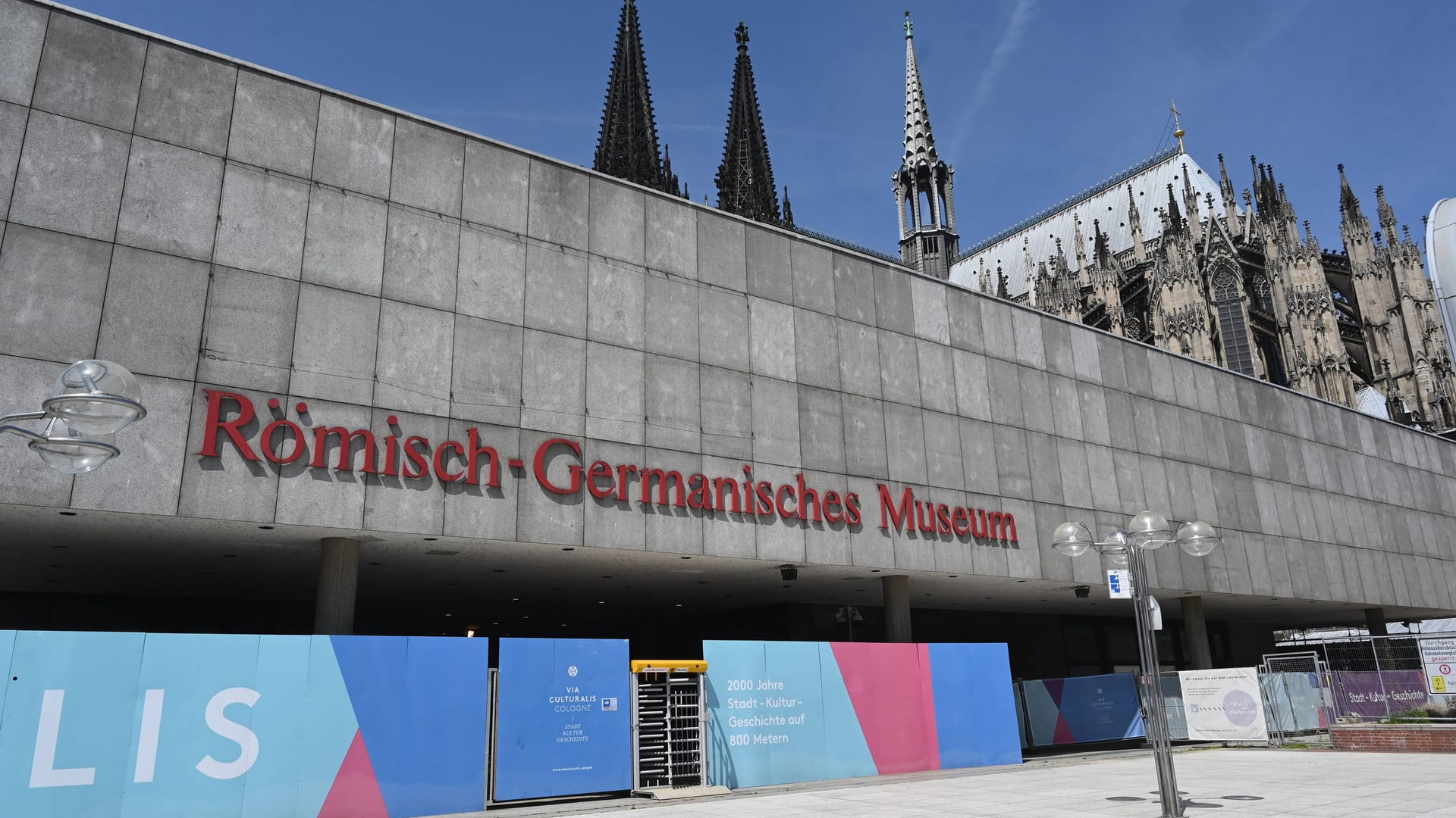 Der Eingang zum Römisch Germanisches Museum der Stadt Köln (Archivbild): Aktuell ist das Museum geschlossen und von Bauzäunen umgeben.