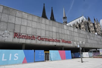 Der Eingang zum Römisch Germanisches Museum der Stadt Köln (Archivbild): Aktuell ist das Museum geschlossen und von Bauzäunen umgeben.