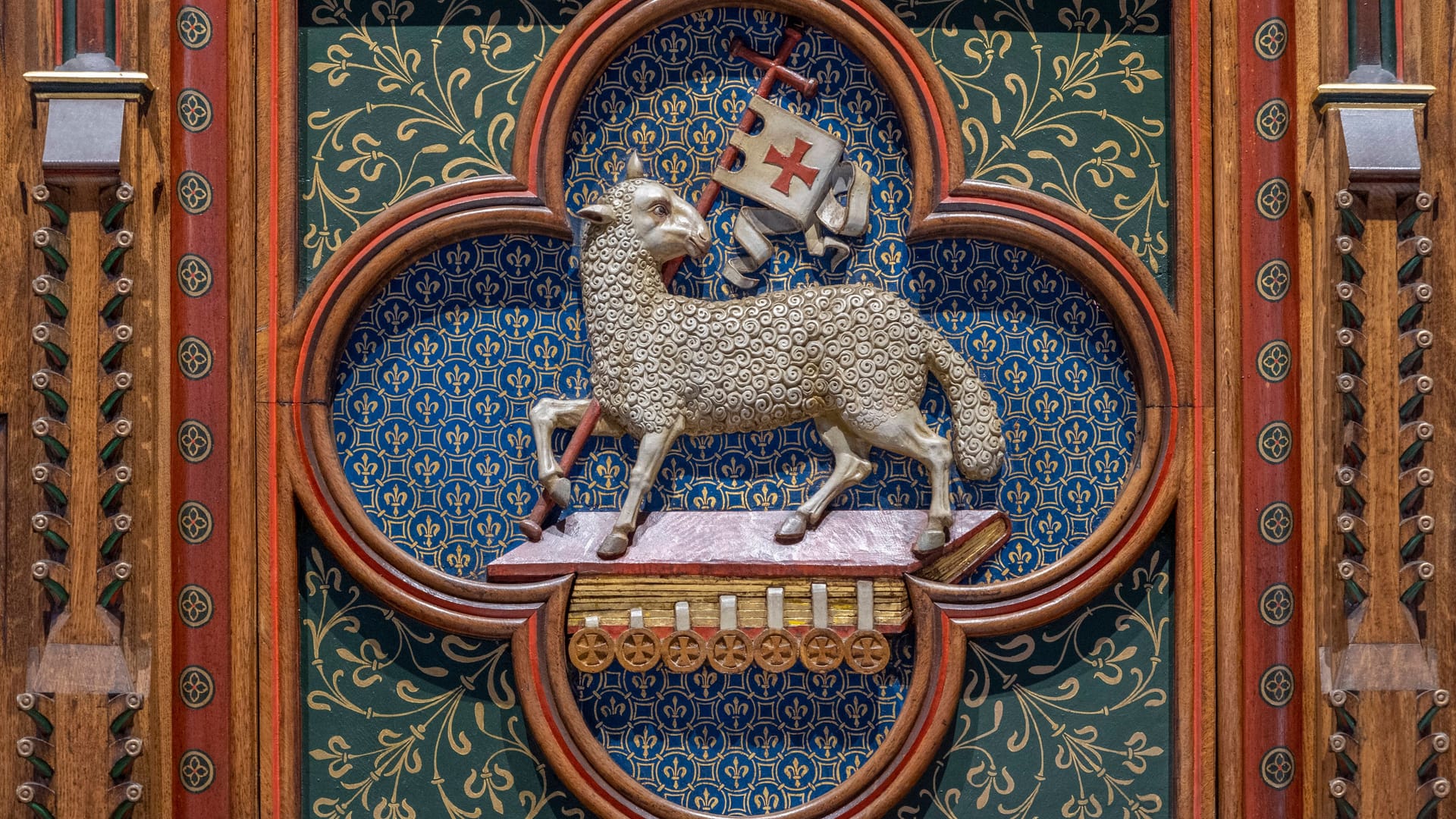 Christliche Symbolik: Ein Lamm Gottes Altar der evangelischen Kirche St. Johannis in Lüchow im Wendland.