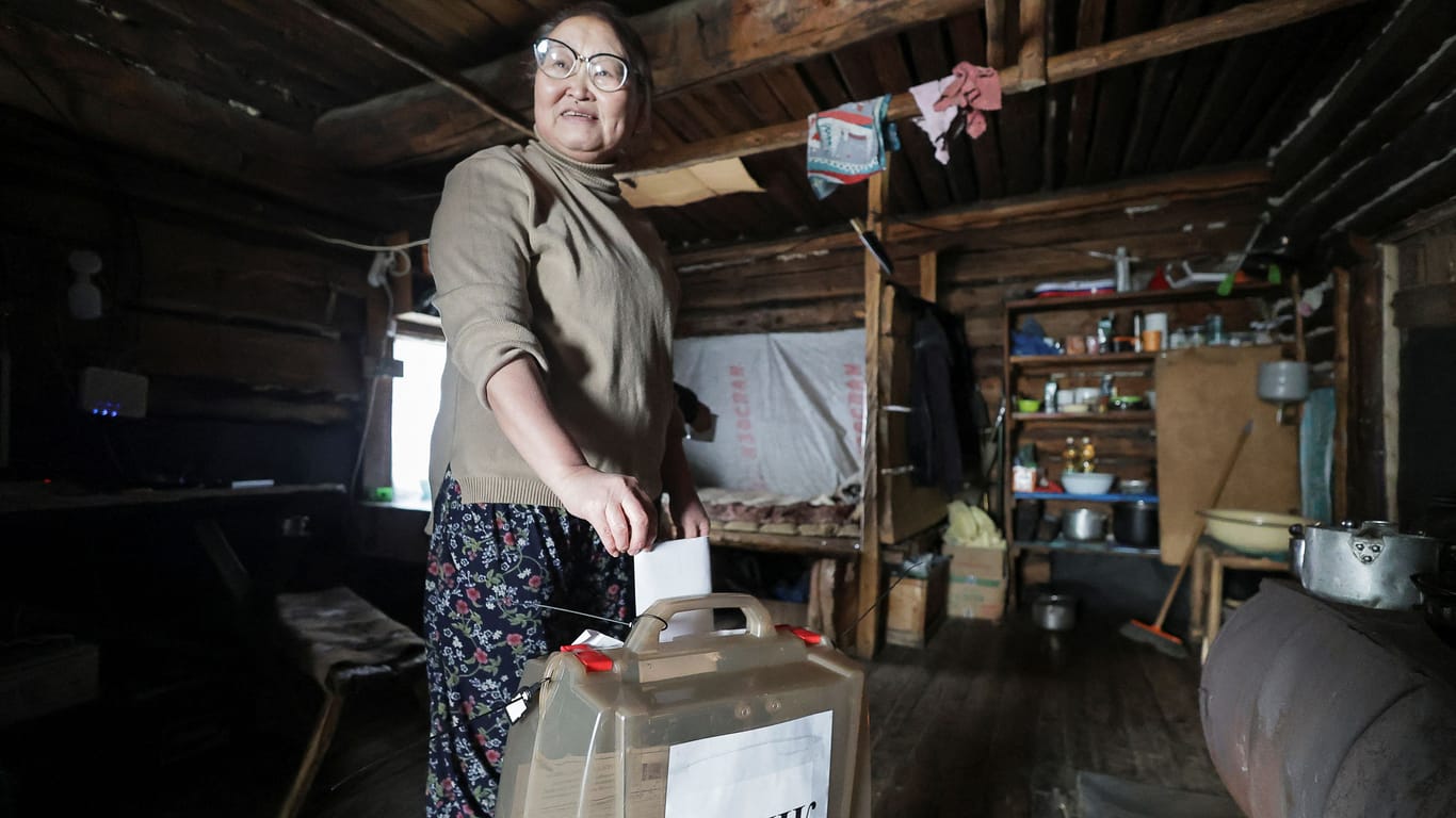 Eine Frau in Sibirien gibt ihre Stimme bei der dort vorgezogenen Präsidentschaftswahl ab: Putin gilt schon im Vorfeld der Scheinwahlen als Sieger.