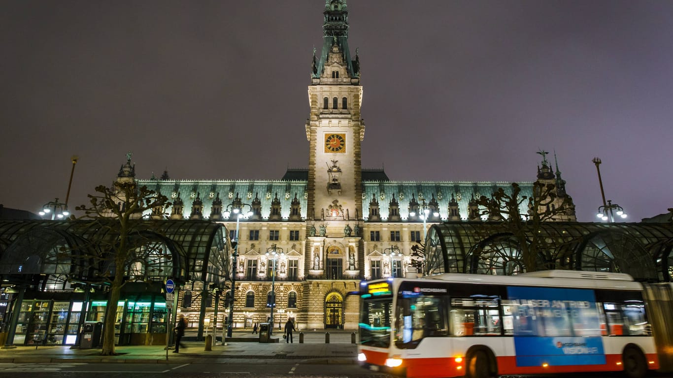 Ein Bus der Hochbahn vorm Hamburger Rathaus (Archivbild): Am 23. März gehen hier für eine Stunde die Lichter aus.