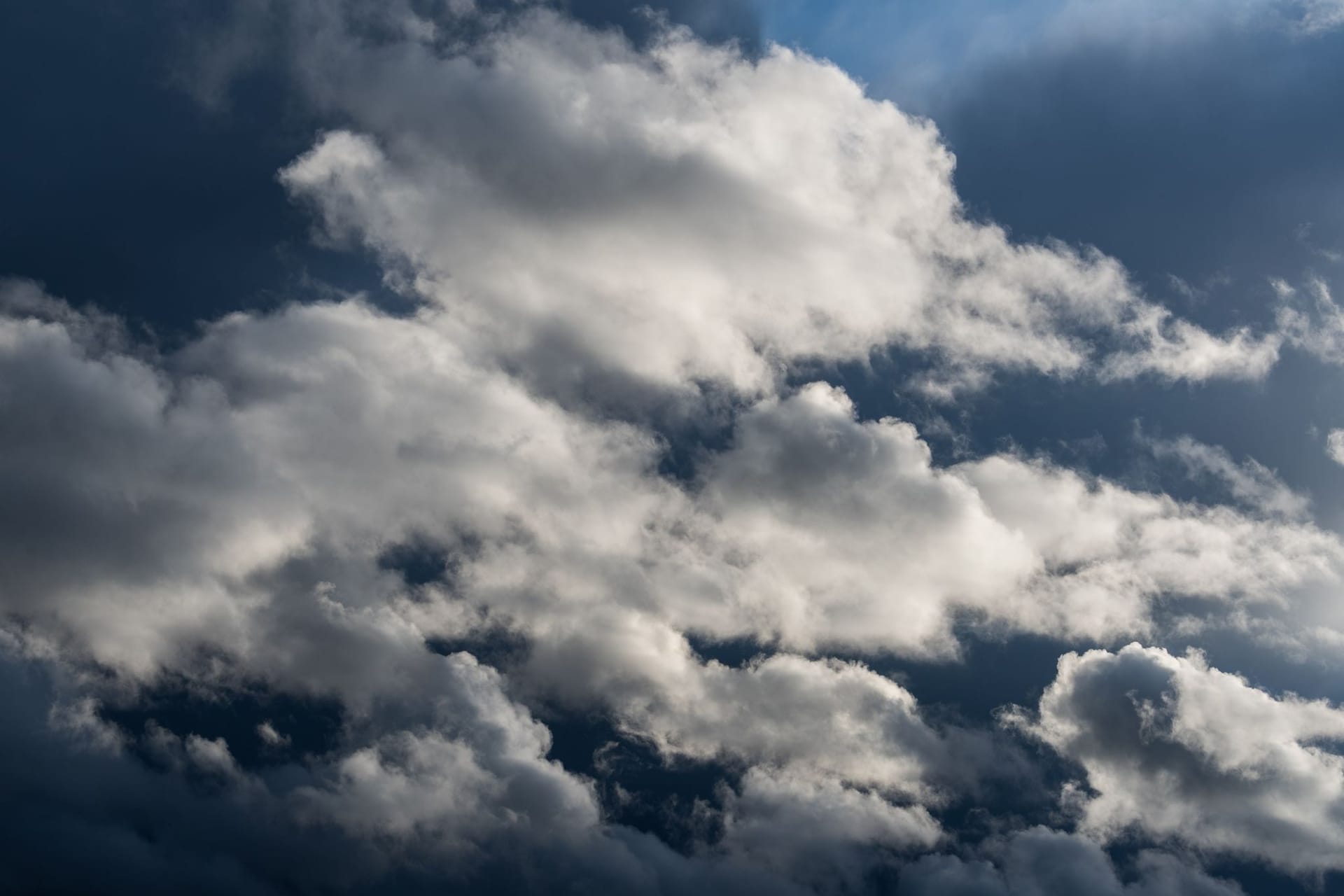 Blauer Himmel und Wolken