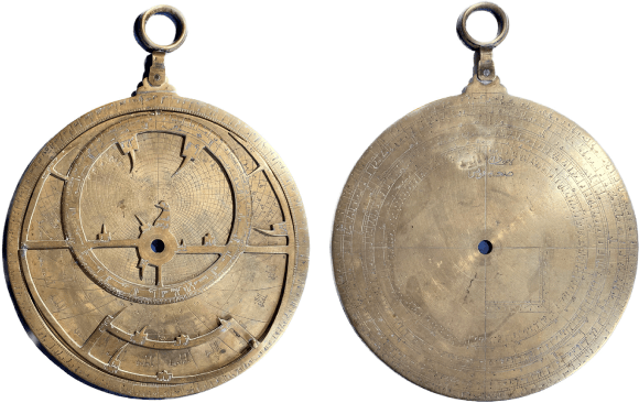 Das Astrolabium: Dieses Foto zeigt die Vorder- und Rückseite des astronomischen Instruments.