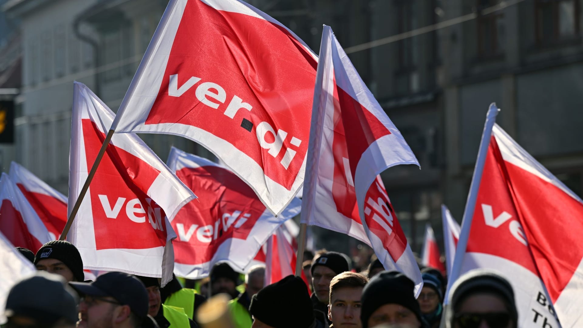 Teilnehmer schwenken Fahnen von Verdi (Symbolfoto): Zum Ausfall der Busse und Bahnen kommt noch die Großdemo von Fridays for Future hinzu. Teilnehmer schwenken Fahnen von Verdi (Symbolfoto): Zum Ausfall der Busse und Bahnen kommt noch die Großdemo von Fridays for Future hinzu.