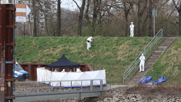 Untersuchungen am Fundort der Leiche in Köln: Jugendlicher nach Streitigkeit in Bar tot aufgefunden.