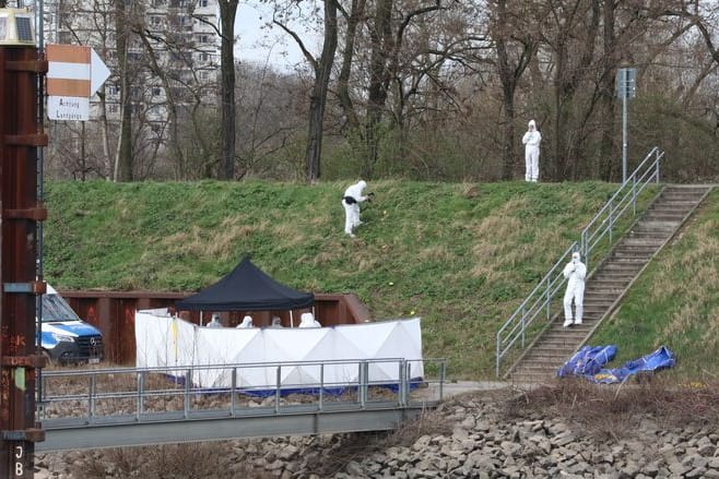 Untersuchungen am Fundort der Leiche in Köln: Jugendlicher nach Streitigkeit in Bar tot aufgefunden.