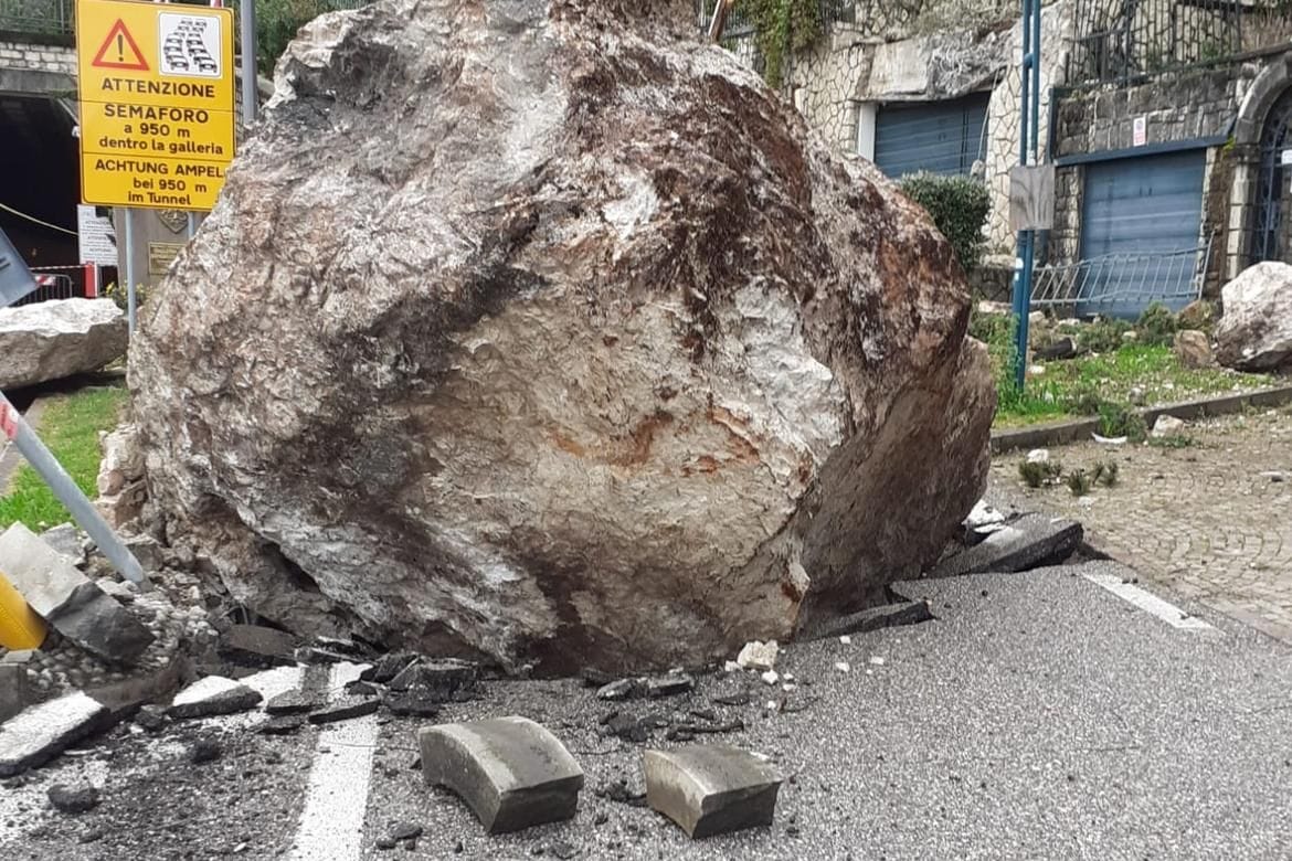 Ein Fels liegt auf der Seestraße am Gardasee: Die Straße ist bis auf Weiteres gesperrt.