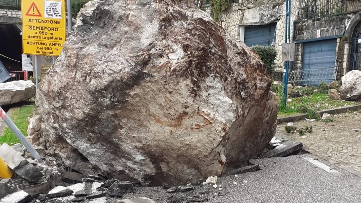 Ein Fels liegt auf der Seestraße am Gardasee: Die Straße ist bis auf Weiteres gesperrt.