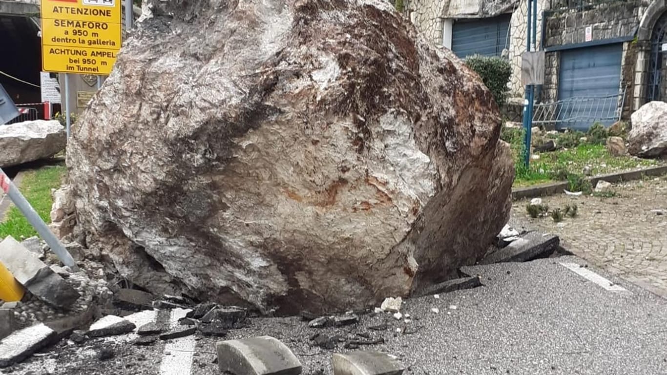 Ein Fels liegt auf der Seestraße am Gardasee: Die Straße ist bis auf Weiteres gesperrt.