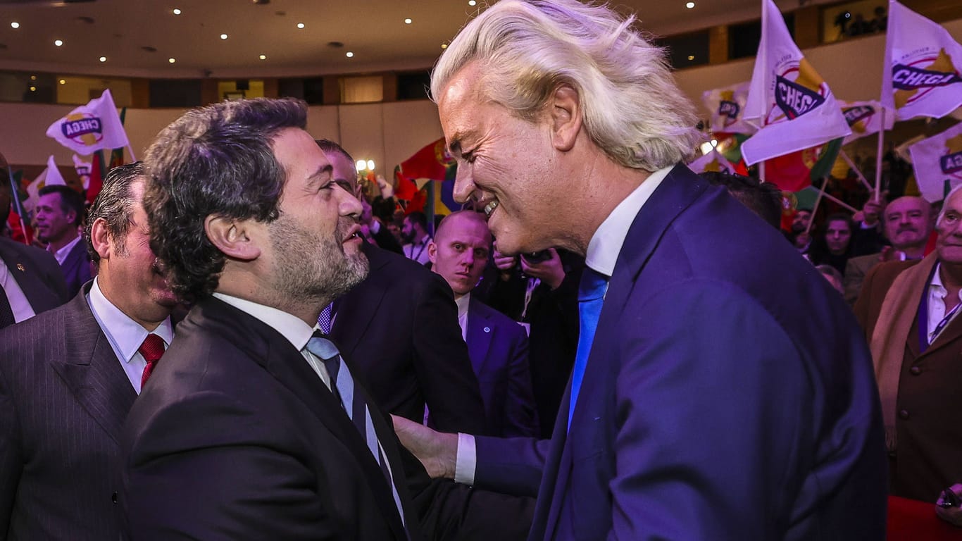 Ventura im Plausch mit dem niederländischen Rechtspopulisten Geert Wilders (r.).