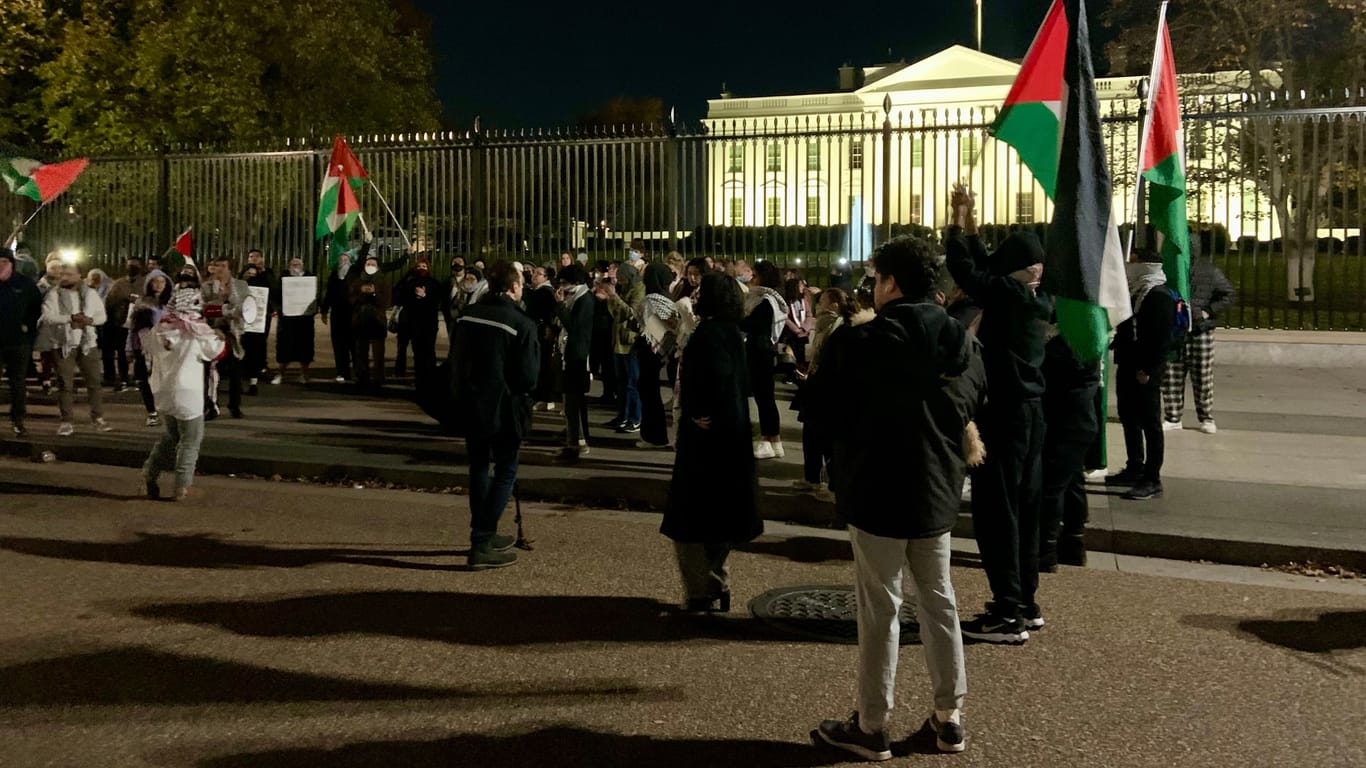 Nächtliche Störaktion gegen den US-Präsidenten: Pro-palästinensische Demonstranten vor dem Weißen Haus.