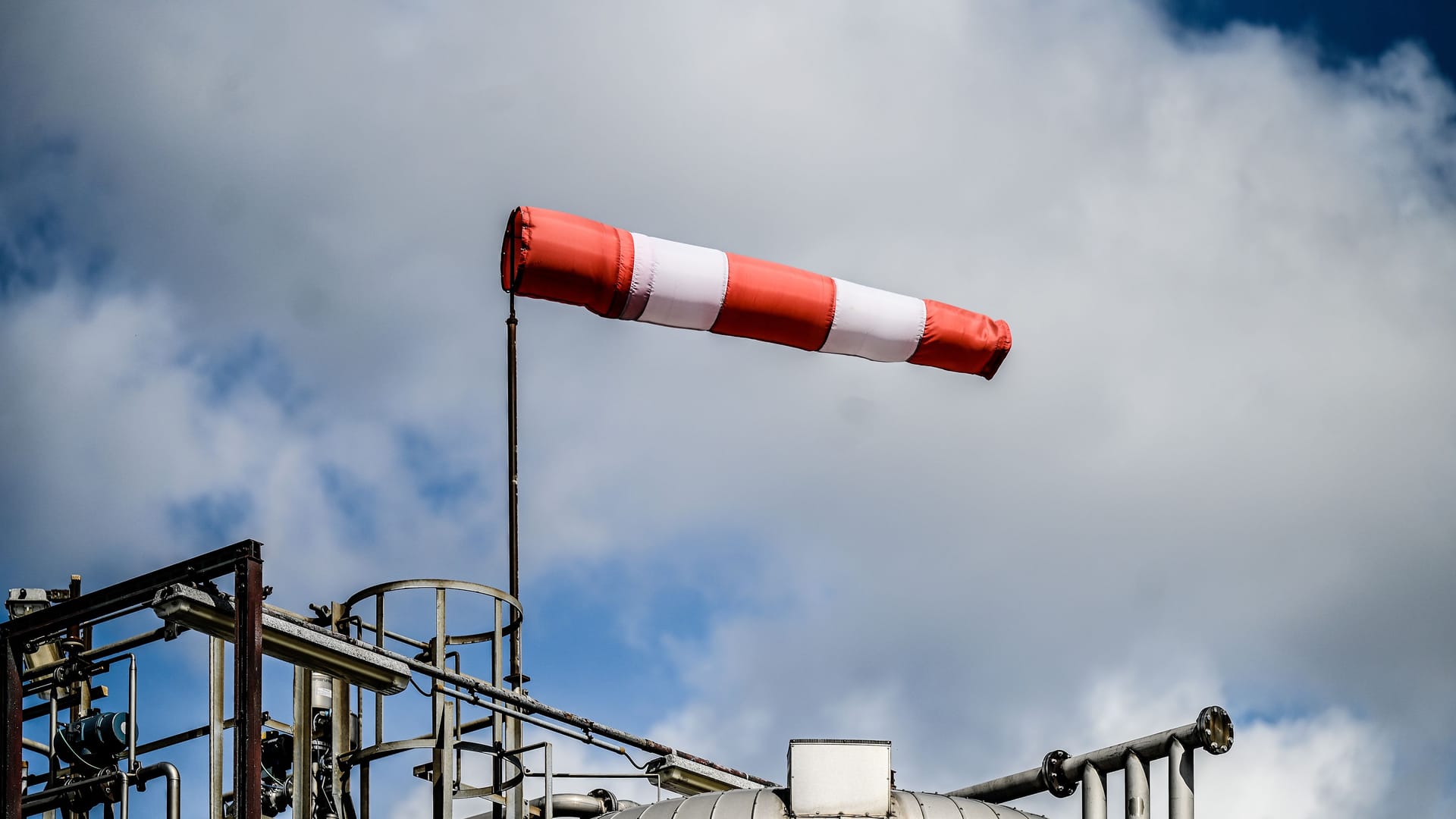 Eine Windfahne weht auf dem Gelände von EVONIK (Symbolbild): Der Sonntag wird in Essen ungemütlich.