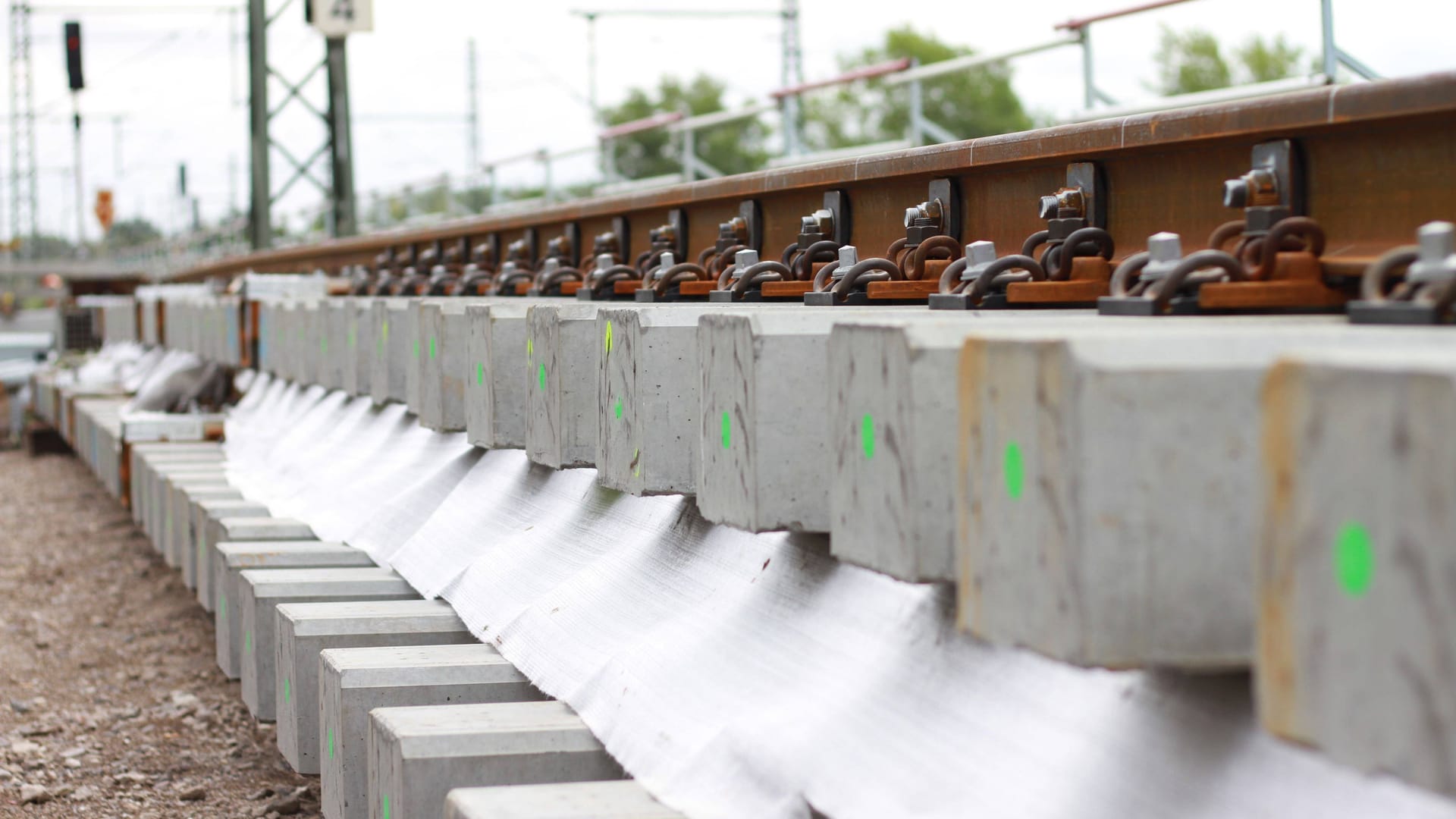 Bahnbaustelle (Symbolbild): Der 21-Jährige starb an seinen Verletzungen.