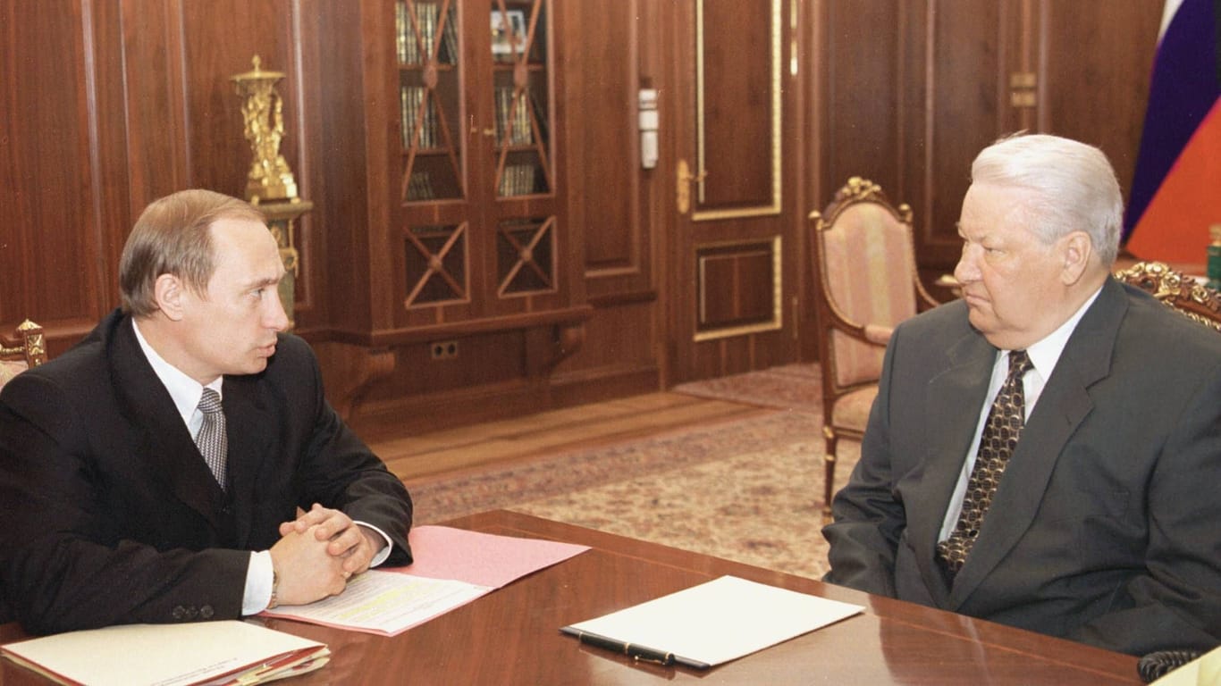 Wladimir Putin und Boris Jelzin 1999: Putin ist eine Art Chamäleon, sagt Catherine Belton.