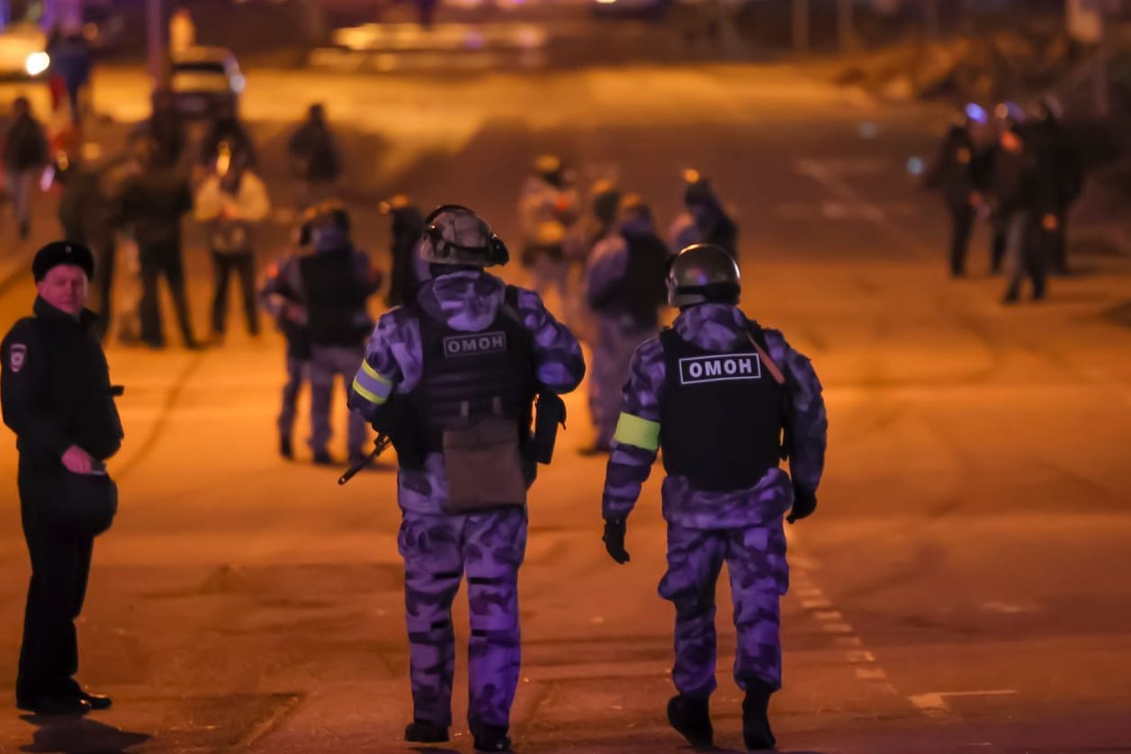 Russische Polizisten sichern einen Bereich in der Nähe des Crocus City Hall am westlichen Rand Moskaus.