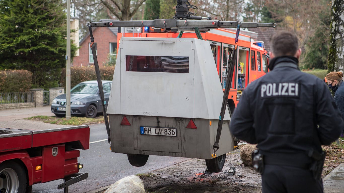 Brandstifter haben einen mobilen Blitzer-Anhänger angezündet (Archivbild): Der Vandalismus auf Blitzer in Hamburg nimmt zu.