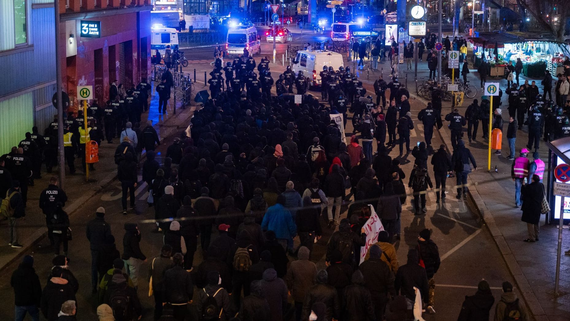 Die Demonstration verlief unter anderem von der Adalbertstraße zum Kottbusser Tor zu.