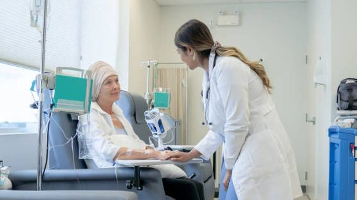 Ambulante Chemotherapie: Viele Patienten können die Krebsmedikamente in einer Klinik oder Praxis erhalten.
