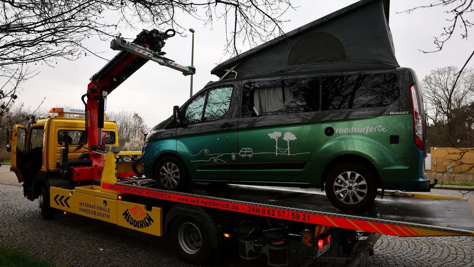 Spezialeinsatzkräfte tragen zwei Flaschen weg: An der Autobahnraststätte Alsbach-Haehnlein nahe Darmstadt wurde nach flüchtigen Ex-RAF-Terroristen gesucht.